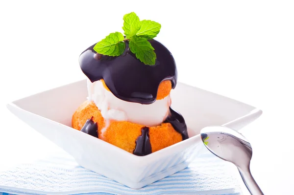 Profiterole em uma tigela pequena com molho de chocolate de sorvete e m — Fotografia de Stock
