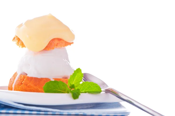 Içinde dondurma vanilya sosu ve mı ile küçük bir tabak profiterol — Stok fotoğraf