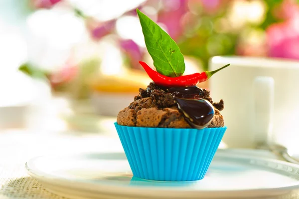 Forró folyadékkal csokoládé csokoládé cupcake és egy piros chili, mint egy — Stock Fotó