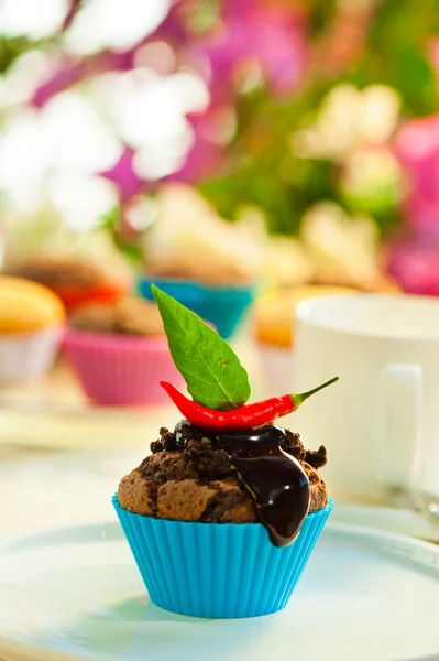Hete chocolade cupcake met vloeibare chocolade en een rode chili als een — Stockfoto