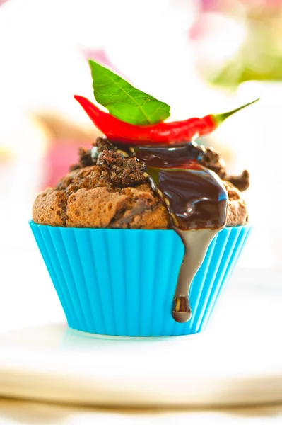 Forró folyadékkal csokoládé csokoládé cupcake és egy piros chili, mint egy — Stock Fotó