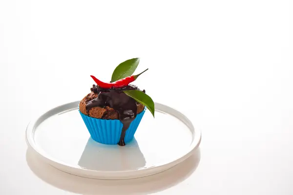 Hete chocolade cupcake met vloeibare chocolade en een rode chili als een — Stockfoto