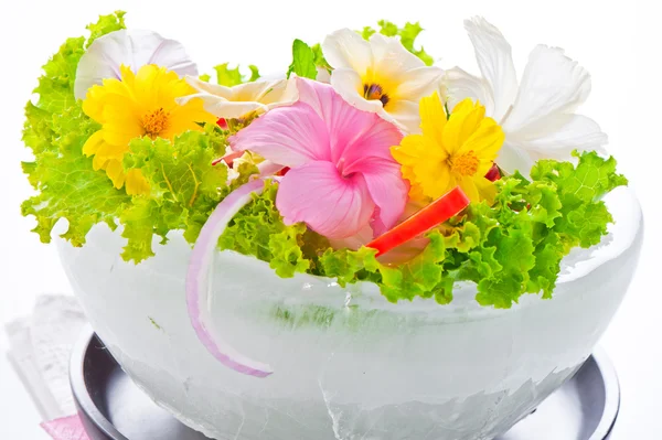 Yeşil salata domates ve bir kase o çeşitli yenilebilir çiçekler — Stok fotoğraf