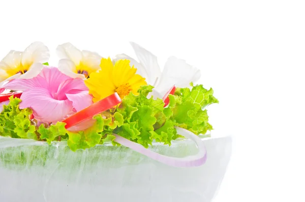 Insalata verde con pomodori e vari fiori commestibili in una ciotola o — Foto Stock