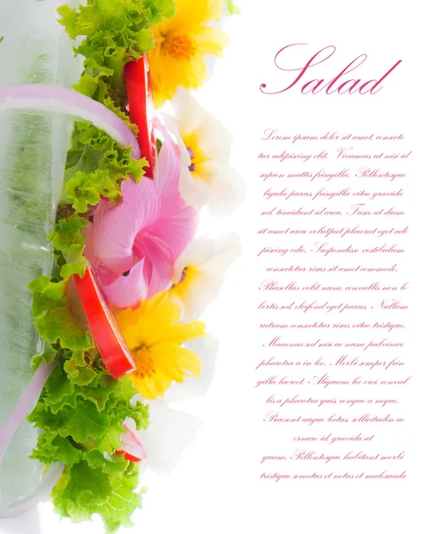 Groene salade met tomaten en diverse eetbare bloemen in een kom o — Stockfoto