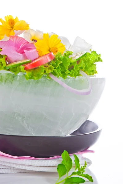 Green salad with tomatoes and various edible flowers in a bowl o — Stock Photo, Image