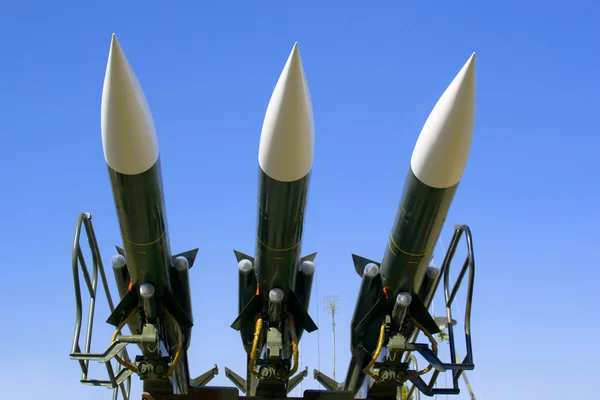 Verschillende bestrijding raketten gericht op de hemel — Stockfoto
