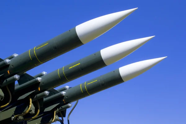 Několik bojových raket zaměřených na obloze — Stock fotografie