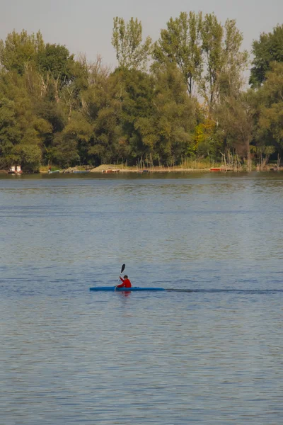 Caiaque no rio Danúbio em Belgrado Sérvia — Fotografia de Stock