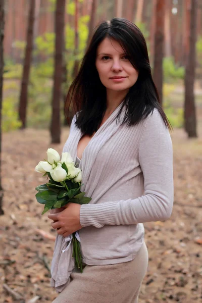 Schattig vrouw met rozen — Stockfoto