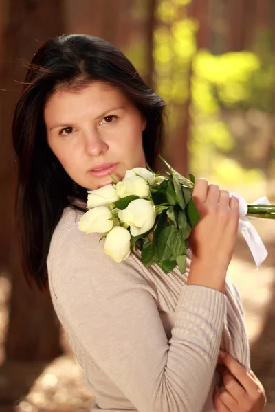 Joven hermosa mujer con rosas — Foto de Stock