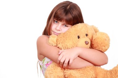 oyuncak ayı ile sevimli küçük kız