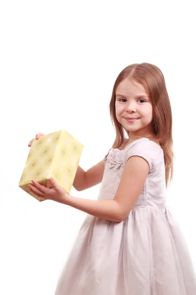 Bedårande flicka med nuvarande låda — Stockfoto