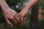 Milenci pár drží za ruce