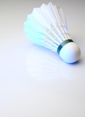 Badminton raketle beyaz