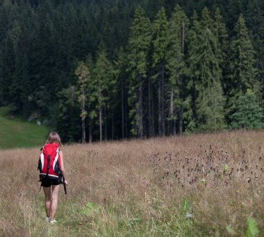 genç bir kadın açık havada hiking