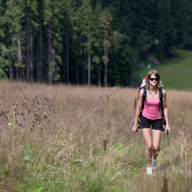 Genç kadın açık havada hiking (yokuş yukarı gitme)