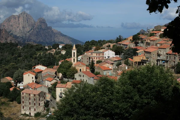 Bir dağ köyü Corsica'deki / daki görünümünü. (köy Evisa) — Stok fotoğraf