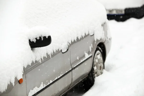 Авто покрытые снегом после сильного снегопада в городе — стоковое фото