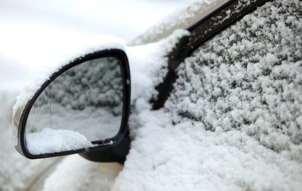 Auto's geparkeerd op een straat stad bedekt met sneeuw na een zware sno — Stockfoto
