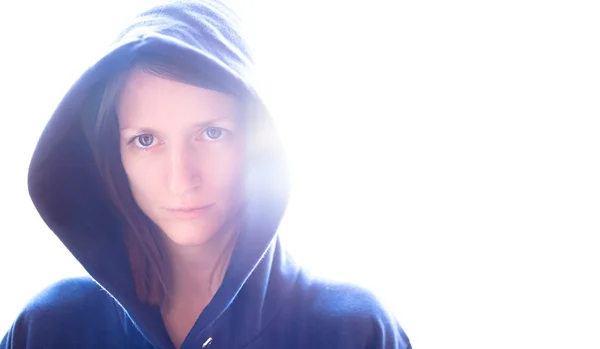 Portret van een mooie jonge vrouw die draagt een blauwe hoodie op glowin — Stockfoto