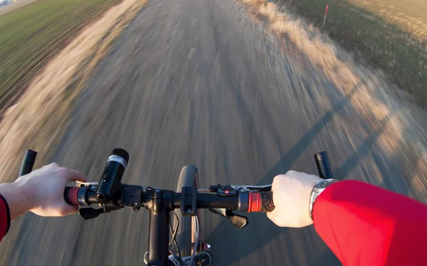 Montar en bicicleta por carretera rural — Foto de Stock