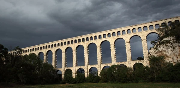 Beau pont du 19ème siècle en Provence, Sud de la France. Tourné. — Photo
