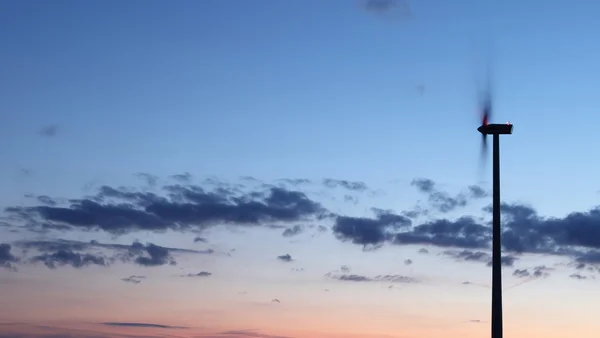 风力发电-风电机组转动前可爱天空的杜 — 图库照片