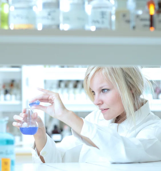 Closeup of a female researcher working in a lab — Stock Photo, Image