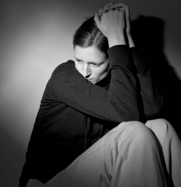 Mladá žena trpí těžkou depresi/úzkost — Stock fotografie