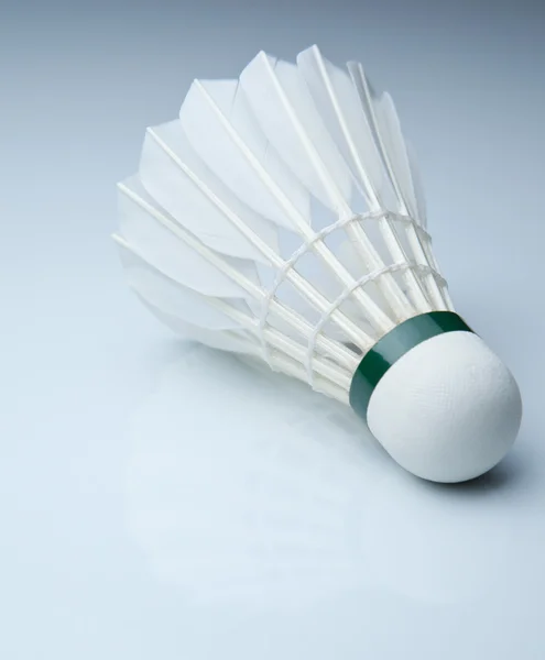 Badminton shuttle op wit — Stockfoto