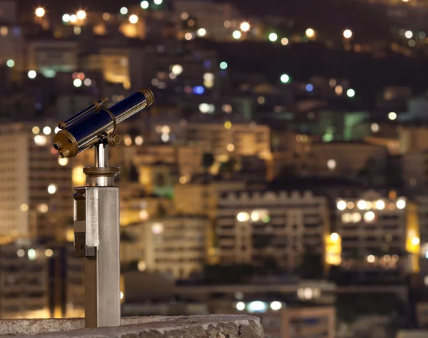 Night city (with a telescope in the foreground, focus is on the — Stock Photo, Image