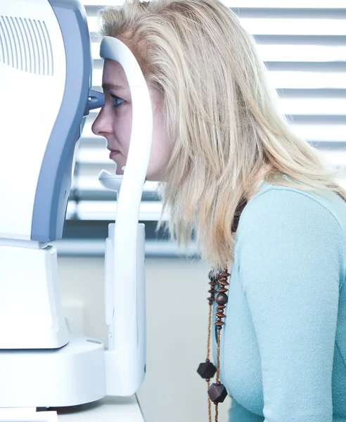 Concepto de optometría: mujer joven y bonita que examina sus ojos —  Fotos de Stock