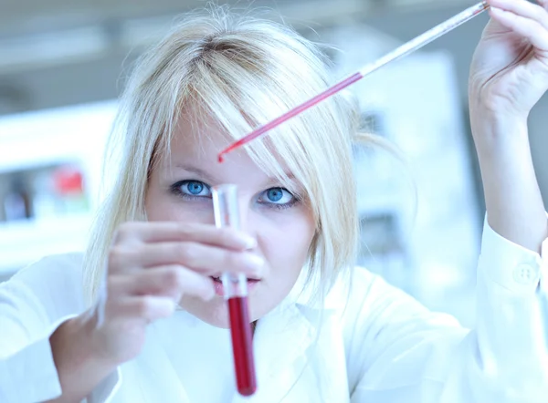 Closeup της γυναικείας ερευνητής πραγματοποιούν πειράματα σε ένα εργαστήριο — Φωτογραφία Αρχείου