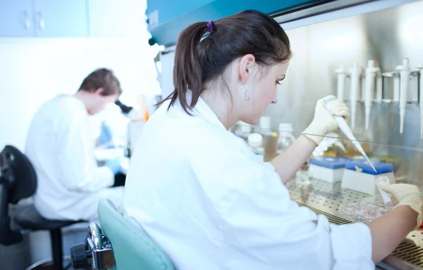 Portret kobiety naukowca pracy w laboratorium — Zdjęcie stockowe