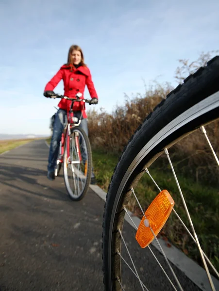 Bisikleti (görüntü hareket hareket iletmek için bulanık, odak noktası — Stok fotoğraf