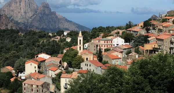 Widok z góry wieś na Korsyce. (wieś z wiz elektronicznych) — Zdjęcie stockowe