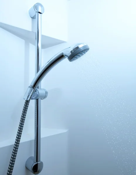 Sprcha s tekoucí vodou (barva tónovaný obrázek) — Stock fotografie