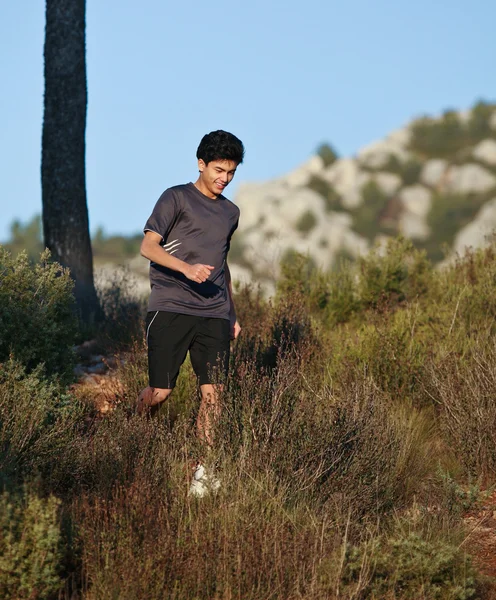 Läufer bewegt sich durch sonnige Landschaft — Stockfoto