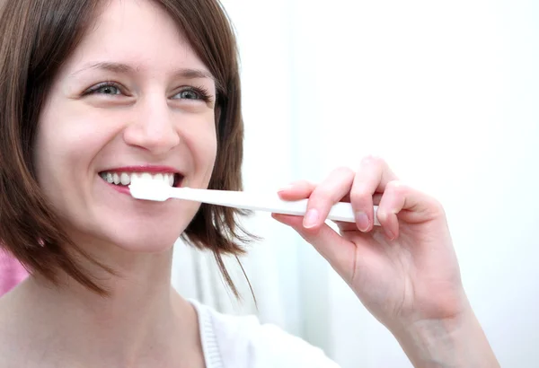 Dentalhygienekonzept - eine Nahsicht auf eine schöne Frau br — Stockfoto