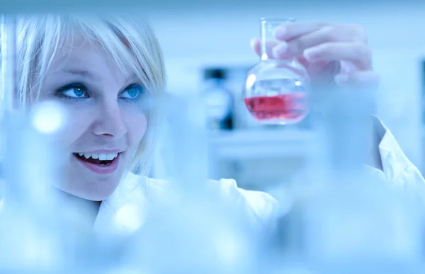 Fechamento de uma pesquisadora realizando experimentos em um laboratório — Fotografia de Stock
