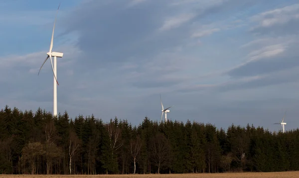 Moinhos eólicos de colheita de energia eólica — Fotografia de Stock