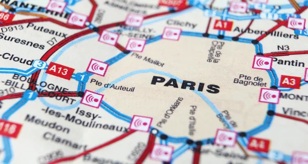 Parigi come destinazione di viaggio su una mappa — Foto Stock