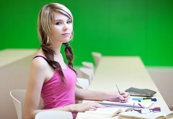 Retrato de una estudiante universitaria bastante joven en un aula — Foto de Stock