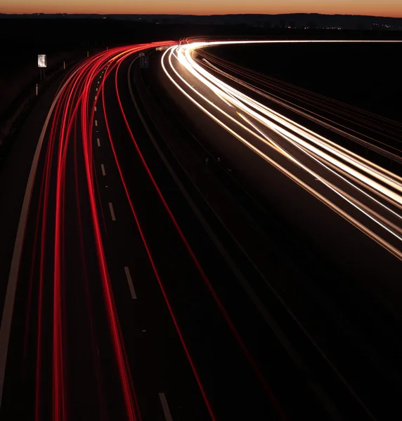 Natt highway (bilar i en kapplöpning som rör sig snabbt på en motorväg (speedwa — Stockfoto