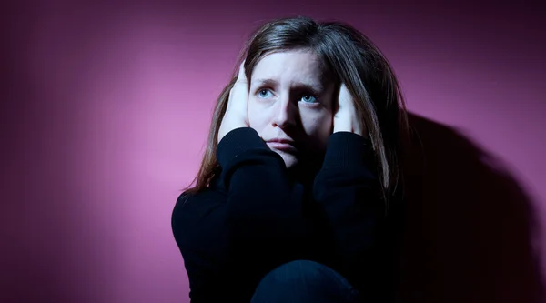 Mujer joven que sufre de depresión severa — Foto de Stock