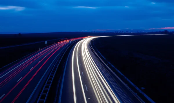 Bilar som rör sig snabbt på en motorväg — Stockfoto