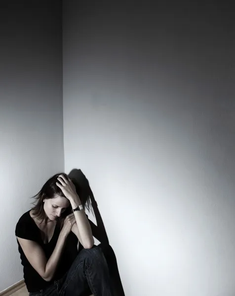 Jonge vrouw die lijdt aan een ernstige depressie (zeer harde ligh — Stockfoto