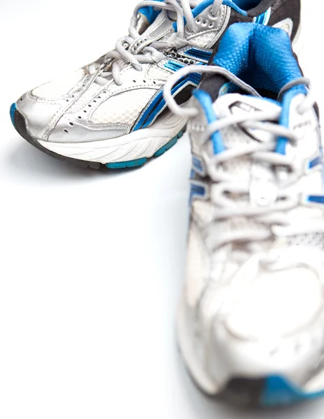 Koşu ayakkabısı beyaz zemin üzerine — Stok fotoğraf