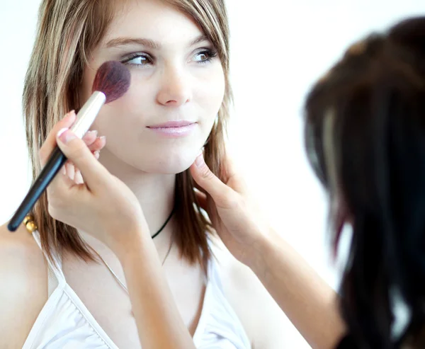 Mooie jonge vrouw met poeder toegepast door een make-up artiest/bea — Stockfoto